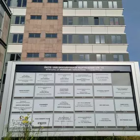Berlin-Zehlendorf-Märchenbrunnen Hausfront mit Schaukasten