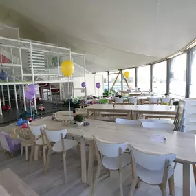 Spielzelt Leonberg – Familiencafé und Indoor-Spielplatz für Kinder von 0 bis ca. 8 Jahren. Die einzigartige Kombination aus stylischem Cafébereich für Eltern und einem großzügigen Spielbereich bietet Spaß und Entspannung für die ganze Familie. Attraktionen wie Kletter-Anlage, Bobby-Car-Rennstrecke, Doppelrutsche, Bausteinecke, Trampoline, Bällebäder und ein separater Baby- und Kleinkindbereich sorgen für unvergessliche Erlebnisse. Die architektonisch herausragende Location im Frei-Otto-Zelt mit 