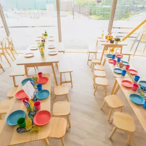 Spielzelt Leonberg – Familiencafé und Indoor-Spielplatz für Kinder von 0 bis ca. 8 Jahren. Die einzigartige Kombination aus stylischem Cafébereich für Eltern und einem großzügigen Spielbereich bietet Spaß und Entspannung für die ganze Familie. Attraktionen wie Kletter-Anlage, Bobby-Car-Rennstrecke, Doppelrutsche, Bausteinecke, Trampoline, Bällebäder und ein separater Baby- und Kleinkindbereich sorgen für unvergessliche Erlebnisse. Die architektonisch herausragende Location im Frei-Otto-Zelt mit 