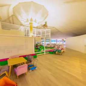 Spielzelt Leonberg – Familiencafé und Indoor-Spielplatz für Kinder von 0 bis ca. 8 Jahren. Die einzigartige Kombination aus stylischem Cafébereich für Eltern und einem großzügigen Spielbereich bietet Spaß und Entspannung für die ganze Familie. Attraktionen wie Kletter-Anlage, Bobby-Car-Rennstrecke, Doppelrutsche, Bausteinecke, Trampoline, Bällebäder und ein separater Baby- und Kleinkindbereich sorgen für unvergessliche Erlebnisse. Die architektonisch herausragende Location im Frei-Otto-Zelt mit 