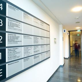 Leit- und Orientierungssysteme: Hinweisbeschilderung —Innenbereich. Produziert von der Firma Bertelmann GmbH & Co. KG aus Bünde, in NRW.