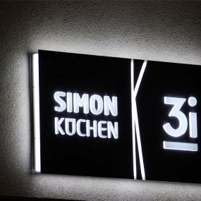 Lichtwerbung: LED Firmenschild an Aussenfassade aus Acryl. Produziert von DIE2 Werbung+Marketing aus Quickborn, in Schleswig-Holstein.