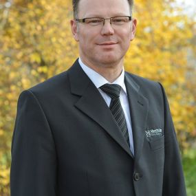 Frank Albrecht-Lübbe
Geschäftsführer und Bestattermeister