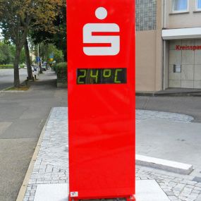Außenwerbung - Pylon für die Sparkasse mit Temperatur- und Uhrzeitangabe. Produziert von Breitenbach Werbetechnik aus Heilbronn.