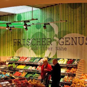 Innenwerbung - Ladenausstattung eines Supermarktes. Wandverkleidung. Produziert von Schrader-Kamin Werbetechnik aus Vlotho.