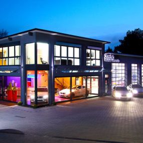 Lichtwerbung: Autohaus- Beleuchtung. Produziert von Komo Beschriftungen Handels GmbH aus Ichenhausen.