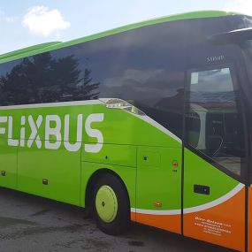 Fahrzeugbeschriftung — Flixbus. Produziert von Komo Beschriftungen aus Ichenhausen.