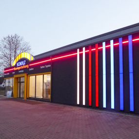 Lichtwerbung - Fassadenbeleuchtung mit Lichtleisten von Erdmann Werbetechnik aus Buxtehude in Niedersachsen.