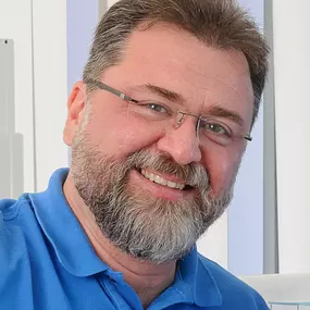 Zahnarzt Nürnberg | Taromi und Modami | Mehrdad Taromi Master of Science Orale Chirurgie / Implantologie (MSc)