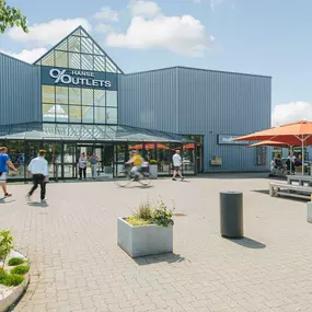 Eingang zur Mall der Hanse Outlets