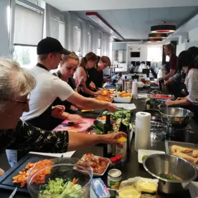 Anamaria Hager: Entwicklerin des Chronobiologischen Ernährungstraining. Mein Chronobiologisches Ernährungstraining (CbE) zeigt Dir, wie Du die Lebensmittel in der richtigen Qualität und zur richtigen Mahlzeit genießen kannst, um die besten Effekte auf Körper und Geist zu erzielen. Es geht hier um Essen nach der inneren Uhr.