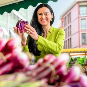 Anamaria Hager: Entwicklerin des Chronobiologischen Ernährungstraining. Mein Chronobiologisches Ernährungstraining (CbE) zeigt Dir, wie Du die Lebensmittel in der richtigen Qualität und zur richtigen Mahlzeit genießen kannst, um die besten Effekte auf Körper und Geist zu erzielen. Es geht hier um Essen nach der inneren Uhr.