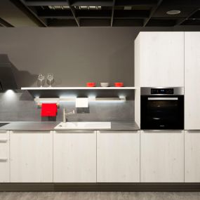 KOCH KÜCHEN - LEICHT Küche mit Keramikplatte und MIELE Active Geräten