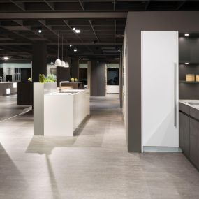 Das neue KOCH KÜCHEN Studio zeigt moderne LEICHT Küchen auf 300 Quadratmetern. Alle Elektrogeräte sind angeschlossen.