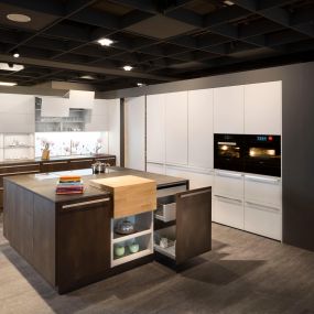 Das neue KOCH KÜCHEN Studio zeigt moderne LEICHT Küchen auf 300 Quadratmetern. Alle Elektrogeräte sind angeschlossen.