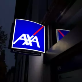 Außenansicht nach Öffnungszeiten. Werbeschild der AXA Vertretung Jan Trautmann