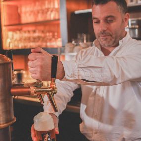 Das Nesenbach Brauhaus im DOQU: Neue Stuttgarter Küche mit frischen Zutaten aus der Region. Schwäbische Gerichte mit bayrischem Touch und exklusivem Augustiner Bräu.

Wir haben ganztägig geöffnet und bieten Ihnen vom Frühstück, über frische, wechselnde Mittagsgerichte, Apéro Angebote und Fingerfood, bis zum Event Catering am Abend, eine durchweg spannende Küche.