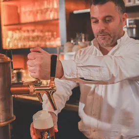 Das Nesenbach Brauhaus im DOQU: Neue Stuttgarter Küche mit frischen Zutaten aus der Region. Schwäbische Gerichte mit bayrischem Touch und exklusivem Augustiner Bräu.

Wir haben ganztägig geöffnet und bieten Ihnen vom Frühstück, über frische, wechselnde Mittagsgerichte, Apéro Angebote und Fingerfood, bis zum Event Catering am Abend, eine durchweg spannende Küche.