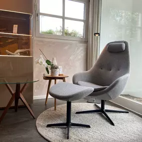 Varier Sessel und Tisca Teppich aus handgewebter Schurwolle