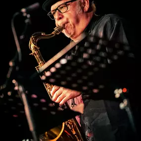 Tony Lakatos @ Jazzclub Karlsruhe
Jazz ist alt, Jazz ist neu, Jazz ist Vielfalt, Jazz ist für Alle – Unser Programm zeigt den Jazz in all seinen Spielarten: Traditionelles neben Innovativem, Grenzgänger neben Weltstars der Szene und Nachwuchskünstlern aus der Region. Unser Engagement gilt einer starken, gesunden und vielfältigen Musikszene, einer musikbegeisterten und motivierten Jugend sowie dem Ziel, Karlsruhes Kulturangebot um hochwertige Konzerte zu bereichern und unserem Publikum den besond