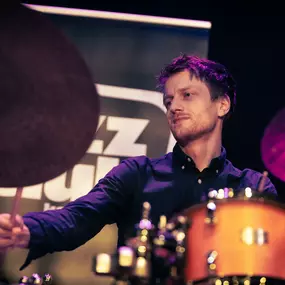 Jo Beyer@ Jazzclub Karlsruhe
Jazz ist alt, Jazz ist neu, Jazz ist Vielfalt, Jazz ist für Alle – Unser Programm zeigt den Jazz in all seinen Spielarten: Traditionelles neben Innovativem, Grenzgänger neben Weltstars der Szene und Nachwuchskünstlern aus der Region. Unser Engagement gilt einer starken, gesunden und vielfältigen Musikszene, einer musikbegeisterten und motivierten Jugend sowie dem Ziel, Karlsruhes Kulturangebot um hochwertige Konzerte zu bereichern und unserem Publikum den besonderen 