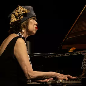 Die international renommierte Jazz-Pianistin Aki Takase präsentiert im Jazzclub Karlsruhe facettenreiche Klavierimprovisationen zwischen Tradition und Avantgarde.