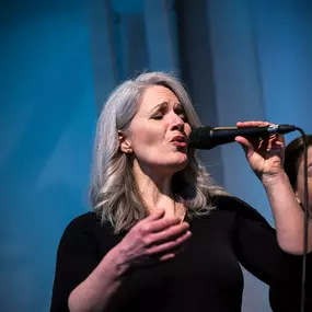 Die vielseitige Jazzsängerin Sarah Lipfert fasziniert das Publikum im Jazzclub Karlsruhe mit eindringlicher Stimme und emotionalem Ausdruck.