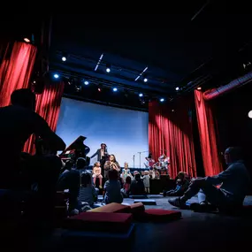 ONTO steht für Geschichten, Klangfarben und musikalische Feinfühligkeit. Die Band verbindet zeitgenössischen Vocal Jazz mit Elementen aus Pop und Singer-Songwriter.