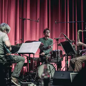 Max Andrzejewski ist ein innovativer Jazzschlagzeuger und Komponist, der zwischen Jazz, Rock und experimenteller Musik balanciert.