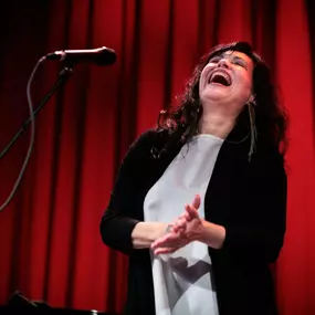 Viviane de Farias verbindet brasilianische Wurzeln mit europäischem Jazz, bekannt für stilübergreifenden Gesang und musikalische Leidenschaft.