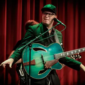 Torsten Goods ist einer der herausragendsten deutschen Jazzgitarristen und -sänger, international gefeiert für sein virtuoses Spiel und seine charismatische Bühnenpräsenz.Foto: Paul Needham