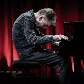 Alexander von Schlippenbach, legendärer Pianist, bei einem Live-Auftritt im Jazzclub Karlsruhe, bekannt für Free Jazz und Avantgarde.