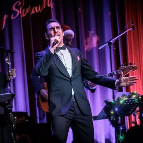 Teddy Schmacht ist ein innovativer Pianist und Komponist, der zeitgenössischen Jazz mit experimentellen Klängen und frischen Ideen bereichert.