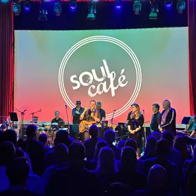 Bandleader Niklas König am Mikrofion bei Soulcafé im Jazzclub Karlsruhe