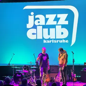 Das Team des Jazzclub Karlsruhe bereitet die Bühne vor – Licht und Sound werden sorgfältig eingerichtet für unvergessliche Konzertabende.