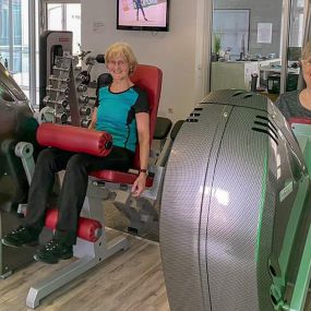 Ihr Fitnessstudio in Bad Grönenbach mit Fokus auf gerätegestütztem Krafttraining und Gesundheit. Unser chipkartengesteuerten Milon Zirkel, unser Beweglichkeitstrainingsbereich oder unsere Wassermassageliege – für jede Generation und jedes Trainingsziel ist etwas dabei. Wir kümmern uns um ihre Rückenschmerzen, Fettabbau oder Muskelaufbau, also das richtige Abnehmen.