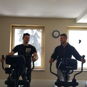 Ihr Fitnessstudio in Bad Grönenbach mit Fokus auf gerätegestütztem Krafttraining und Gesundheit. Unser chipkartengesteuerten Milon Zirkel, unser Beweglichkeitstrainingsbereich oder unsere Wassermassageliege – für jede Generation und jedes Trainingsziel ist etwas dabei. Wir kümmern uns um ihre Rückenschmerzen, Fettabbau oder Muskelaufbau, also das richtige Abnehmen.