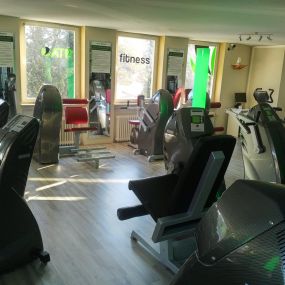 Ihr Fitnessstudio in Bad Grönenbach mit Fokus auf gerätegestütztem Krafttraining und Gesundheit. Unser chipkartengesteuerten Milon Zirkel, unser Beweglichkeitstrainingsbereich oder unsere Wassermassageliege – für jede Generation und jedes Trainingsziel ist etwas dabei. Wir kümmern uns um ihre Rückenschmerzen, Fettabbau oder Muskelaufbau, also das richtige Abnehmen.