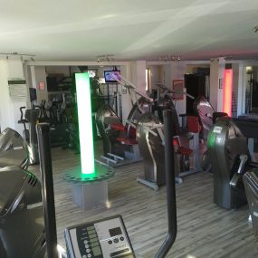 Ihr Fitnessstudio in Bad Grönenbach mit Fokus auf gerätegestütztem Krafttraining und Gesundheit. Unser chipkartengesteuerten Milon Zirkel, unser Beweglichkeitstrainingsbereich oder unsere Wassermassageliege – für jede Generation und jedes Trainingsziel ist etwas dabei. Wir kümmern uns um ihre Rückenschmerzen, Fettabbau oder Muskelaufbau, also das richtige Abnehmen.