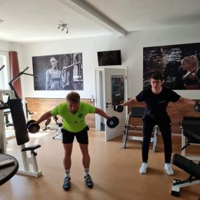 Ihr Fitnessstudio in Bad Grönenbach mit Fokus auf gerätegestütztem Krafttraining und Gesundheit. Unser chipkartengesteuerten Milon Zirkel, unser Beweglichkeitstrainingsbereich oder unsere Wassermassageliege – für jede Generation und jedes Trainingsziel ist etwas dabei. Wir kümmern uns um ihre Rückenschmerzen, Fettabbau oder Muskelaufbau, also das richtige Abnehmen.