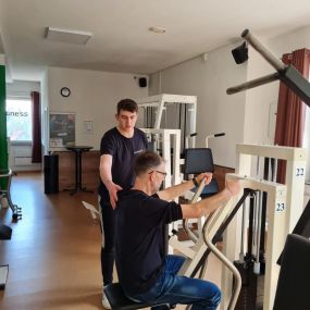 Ihr Fitnessstudio in Bad Grönenbach mit Fokus auf gerätegestütztem Krafttraining und Gesundheit. Unser chipkartengesteuerten Milon Zirkel, unser Beweglichkeitstrainingsbereich oder unsere Wassermassageliege – für jede Generation und jedes Trainingsziel ist etwas dabei. Wir kümmern uns um ihre Rückenschmerzen, Fettabbau oder Muskelaufbau, also das richtige Abnehmen.