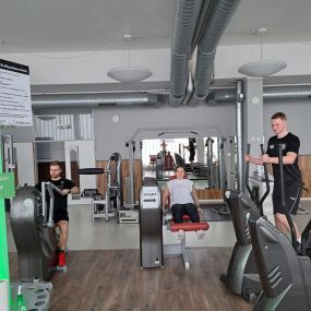 Ihr Fitnessstudio in München Nord mit Fokus auf gerätegestütztem Krafttraining und Gesundheit. Unser chipkartengesteuerter Zirkel, unser Beweglichkeitstrainingsbereich oder unsere Wassermassageliege – für jede Generation und jedes Trainingsziel ist etwas dabei.