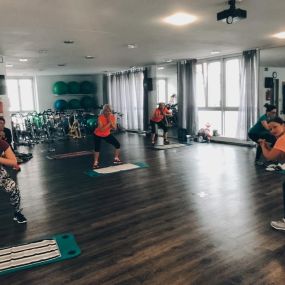 Ihr Fitnessstudio in Ochsenhausen mit Fokus auf gerätegestütztem Krafttraining und Gesundheit. Unser chipkartengesteuerter Milon Zirkel, unser Beweglichkeitstrainingsbereich oder unsere Wassermassageliege – für jede Generation und jedes Trainingsziel ist etwas dabei. Wir kümmern uns um ihre Rückenschmerzen, Fettabbau oder Muskelaufbau, also das richtige Abnehmen.