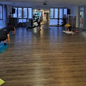 Ihr Fitnessstudio in Ochsenhausen mit Fokus auf gerätegestütztem Krafttraining und Gesundheit. Unser chipkartengesteuerter Milon Zirkel, unser Beweglichkeitstrainingsbereich oder unsere Wassermassageliege – für jede Generation und jedes Trainingsziel ist etwas dabei. Wir kümmern uns um ihre Rückenschmerzen, Fettabbau oder Muskelaufbau, also das richtige Abnehmen.