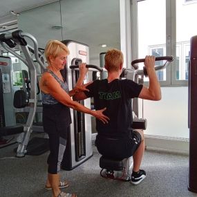 Ihr Fitnessstudio in Ochsenhausen mit Fokus auf gerätegestütztem Krafttraining und Gesundheit. Unser chipkartengesteuerter Milon Zirkel, unser Beweglichkeitstrainingsbereich oder unsere Wassermassageliege – für jede Generation und jedes Trainingsziel ist etwas dabei. Wir kümmern uns um ihre Rückenschmerzen, Fettabbau oder Muskelaufbau, also das richtige Abnehmen.