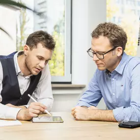 LOYALITÄT UND
MENSCHLICHKEIT
GEHEN VOR
In unserer Kanzlei mit mehreren Standorten arbeiten Steuerberater und Fachangestellte gemeinschaftlich und auf Augenhöhe, gehen respektvoll miteinander um und bündeln Kompetenzen. Die Zusammenarbeit im Team als auch mit unseren Mandanten ist harmonisch und vertrauensvoll, wir bieten einen geschützten Raum für vertrauliche Gespräche und nehmen Datenschutz sehr ernst. Ein enger und steter Kontakt mit unseren Klienten ist für uns und unsere Arbeit essenziell w