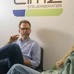 Tobias Aurich Steuerberater Karlsruhe - In unserer Kanzlei mit mehreren Standorten arbeiten Steuerberater und Fachangestellte gemeinschaftlich und auf Augenhöhe, gehen respektvoll miteinander um und bündeln Kompetenzen. Die Zusammenarbeit im Team als auch mit unseren Mandanten ist harmonisch und vertrauensvoll, wir bieten einen geschützten Raum für vertrauliche Gespräche und nehmen Datenschutz sehr ernst. Ein enger und steter Kontakt mit unseren Klienten ist für uns und unsere Arbeit essenziell 