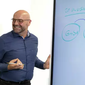 Kai-Ingo Ziegler Steuerberater aus Leimen - In unserer Kanzlei mit mehreren Standorten arbeiten Steuerberater und Fachangestellte gemeinschaftlich und auf Augenhöhe, gehen respektvoll miteinander um und bündeln Kompetenzen. Die Zusammenarbeit im Team als auch mit unseren Mandanten ist harmonisch und vertrauensvoll, wir bieten einen geschützten Raum für vertrauliche Gespräche und nehmen Datenschutz sehr ernst. Ein enger und steter Kontakt mit unseren Klienten ist für uns und unsere Arbeit essenzi