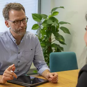 Tobias Aurich Steuerberater Karlsruhe - In unserer Kanzlei mit mehreren Standorten arbeiten Steuerberater und Fachangestellte gemeinschaftlich und auf Augenhöhe, gehen respektvoll miteinander um und bündeln Kompetenzen. Die Zusammenarbeit im Team als auch mit unseren Mandanten ist harmonisch und vertrauensvoll, wir bieten einen geschützten Raum für vertrauliche Gespräche und nehmen Datenschutz sehr ernst. Ein enger und steter Kontakt mit unseren Klienten ist für uns und unsere Arbeit essenziell 