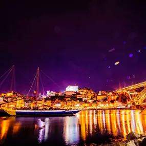 Porto - eine magische Stadt. Zwischen Zerfall und purer Lebensenergie liegt dieses Tor in die große weite Welt einer einstigen Weltmacht am Fuße des Douro. Ein Fluss der als Transportweg für die berühmten Portweinfässer diente. Wir kommen definitiv wieder